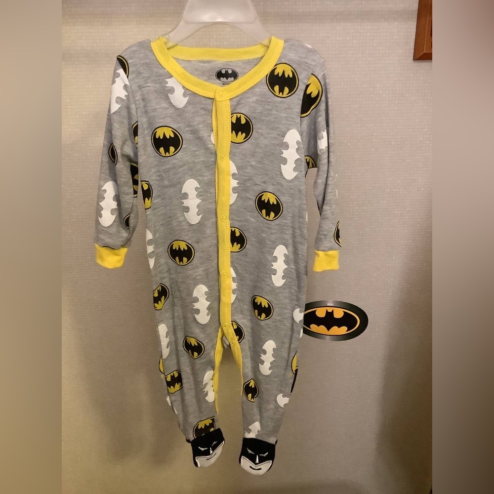 New Batman Baby Onesie 6 to 9 months DC Comics Grey Black Yellow Footies